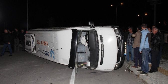 Kamyonet İle Servis Minibüsü Çarpıştı: 1 Yaralı