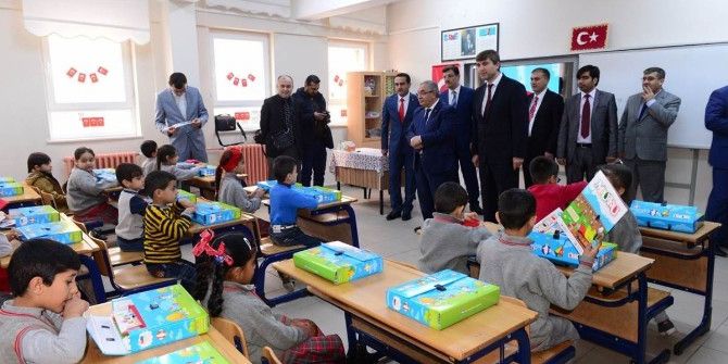 Kütahya’daki Göçmen Çocukların Yüzü ’Uyum Seti’ İle Güldü