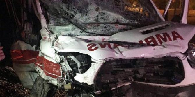Hasta Taşıyan Ambulans Kaza Yaptı: 3 Yaralı