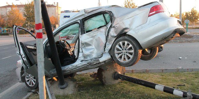 İşçileri Taşıyan Servis İle Otomobil Çarpıştı: 8 Yaralı