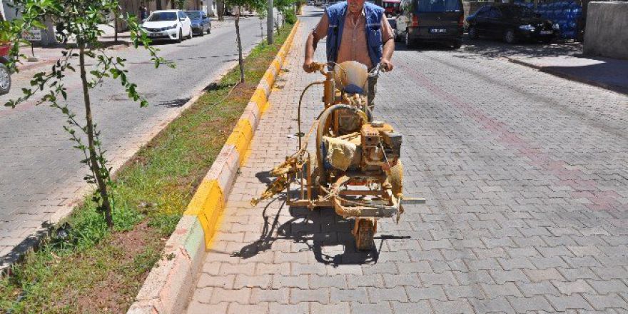 Gölbaşı Belediyesi’nden Kavşak Ve Orta Refüj Boyama Çalışması
