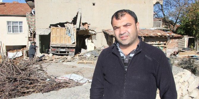 1 Aydır Kamyonun Evden Çıkarılması Bekleniyor