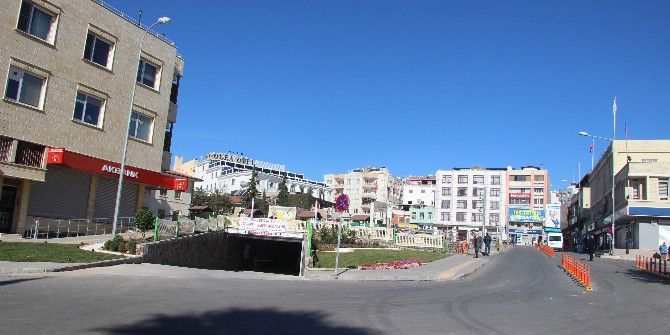 Cumhuriyet Meydanı Ve Otopark Girişinde Çevre Düzenlemesi Tamamlandı