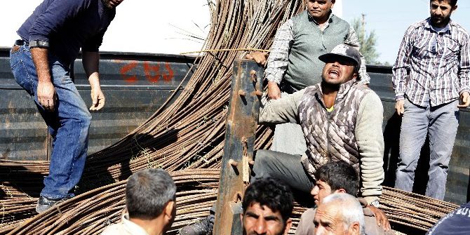 Ayağı Demirlerin Altında Kalan Gencin İmdadına İtfaiye Yetişti
