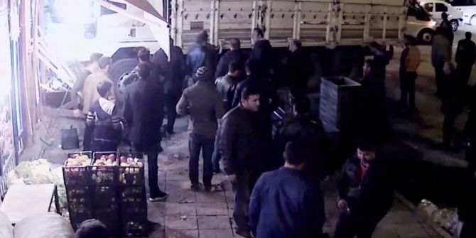 El Freni Çekilmeden Park Edilen Kamyon İş Yerine Girdi