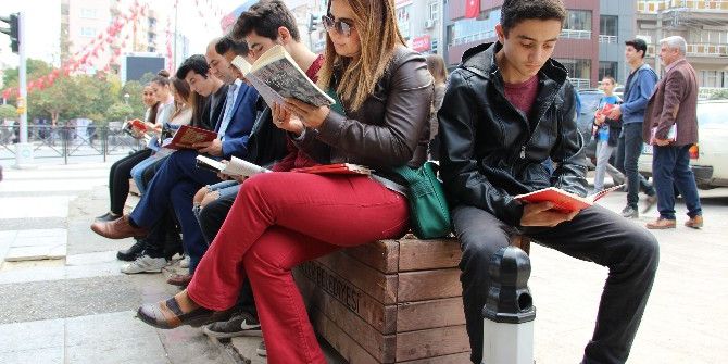 Öğrenciler Sokakta Kitap Okudu