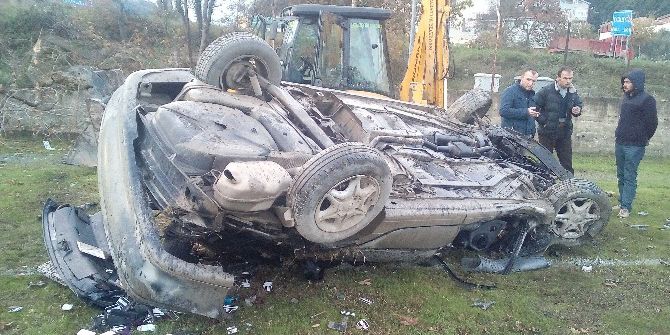 Otomobil Futbol Sahasına Uçtu: 1 Yaralı