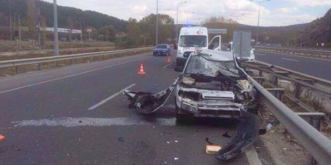 Bozüyük’te Otomobil Bariyerlere Çarptı: 1 Yaralı