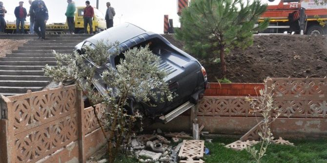 Araç Evin Bahçesine Uçtu