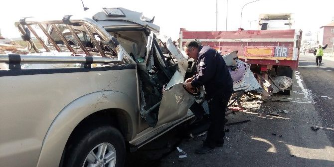 Kamyonet Tır’a Çarptı: 1 Ölü, 4 Yaralı