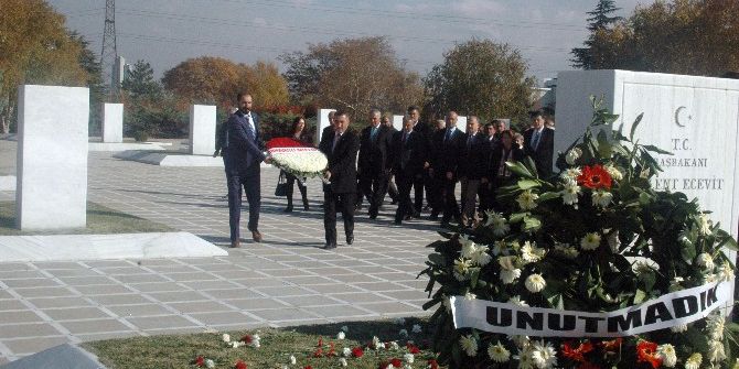 Bülent Ecevit, Ölümünün 10. Yılında Mezarı Başında Anıldı