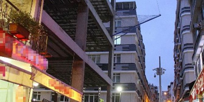 İnşaattan Düşen Kalas, 2 Öğrenciyi Yaraladı