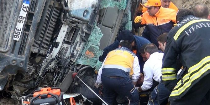 Kamyonda Sıkışan Sürücüye, 3 Saatlik Kurtarma Operasyonu