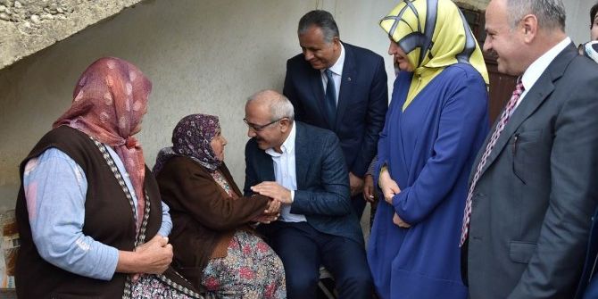 Bakan Elvan Şehit Ailelerini Ziyaret Etti