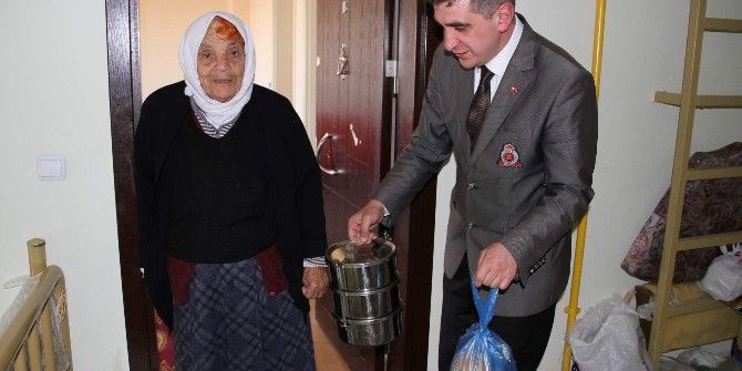 Yozgat Belediyesi Soğuk Havalarda Sıcak Yemekleriyle Yaşlı Ve Kimsesizlerin Yardımına Koşuyor