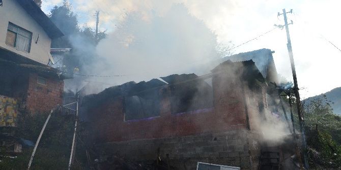 Zonguldak’ta Çıkan Yangında Bir Ev Tamamen Yandı