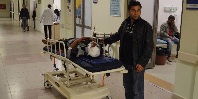 Kamyonet İle Tekneli Motosiklet Çarpıştı: 1 Ölü, 3 Yaralı