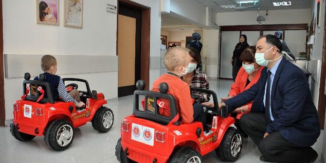 Neü Öğrencilerinden Lösemili Çocuklara Ziyaret