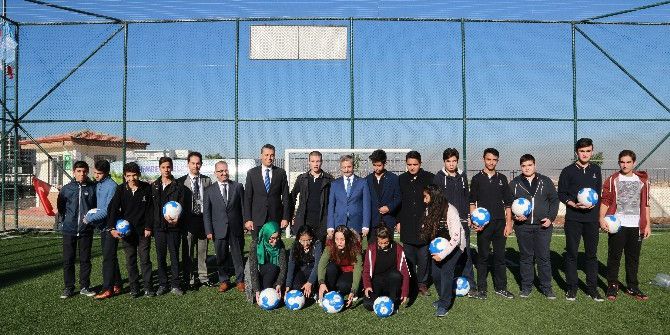 Tahmazoğlu, Öğrenciler İçin 2 Halı Saha Daha Yaptırdı