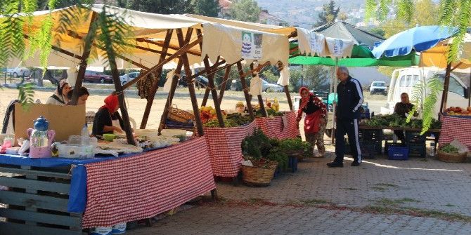 Foça’da ‘Slow Food Yeryüzü Pazarı’ Günü
