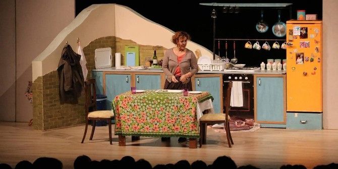 Sumru Yavrucuk, Tek Kişilik Oyunuyla Biga’da Sahne Aldı