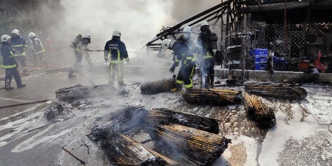 Antalya’da Yangın, Hasır Deposunu Kül Etti