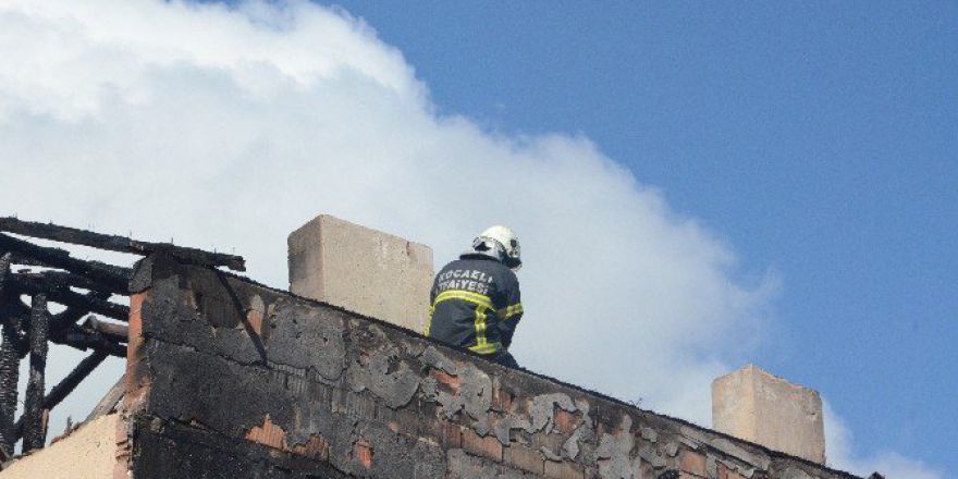 İki Evin Çatısında Korkutan Yangın