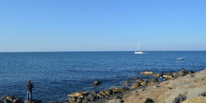 Trabzon’da Güneşli Havayı Fırsat Bilen Oltasını Alıp Sahile İndi