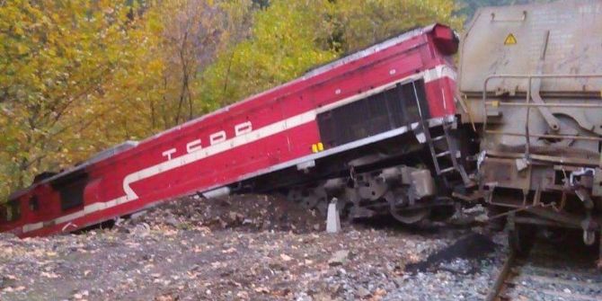 Kayalara Çarpan Yük Treni Raylardan Çıktı