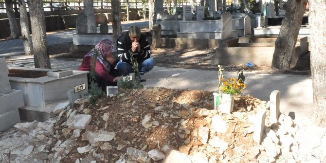 Doğuma Giderken Kazada Hayatını Kaybeden Talihsiz Kadın Çocuklarıyla Defnedildi