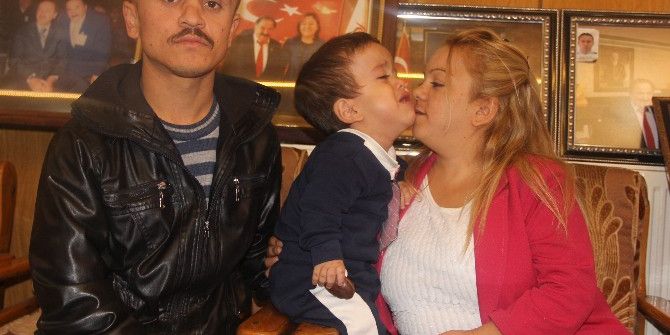 Gaziantep’in Minik Çifti Seda Sayan’dan Haber Bekliyor