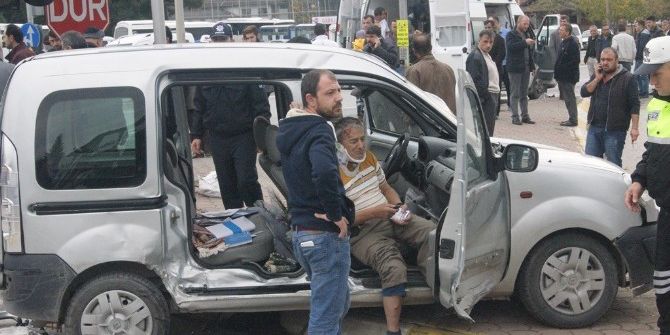 Ambulansla Otomobil Çarpıştı: 6 Yaralı