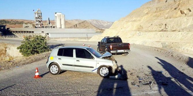 Otomobille Kamyonet Çarpıştı: 5 Yaralı