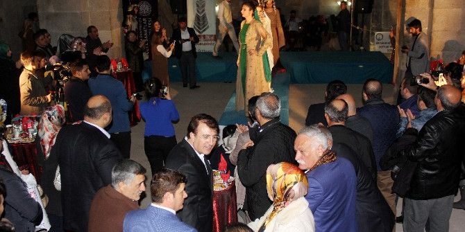 Tarihi Yakutiye Medresesinde Ehram Defilesi