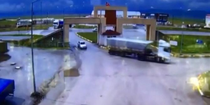 3 Kişinin Yaralandığı Trafik Kazası Güvenlik Kamerasına Yansıdı