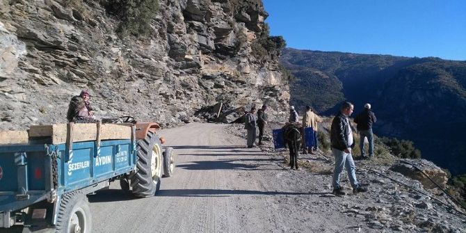 Tonlarca Kaya Bir Anda Yola Yuvarlandı