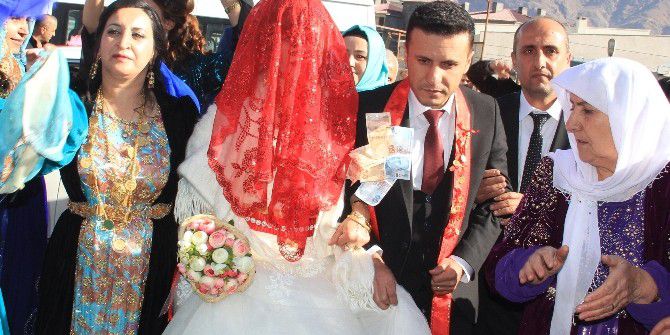 Zap Suyu Üzerindeki Asma Köprüden Gelin Geçti