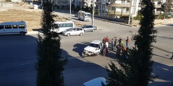 İki Otomobil Çarpıştı: 1 Yaralı