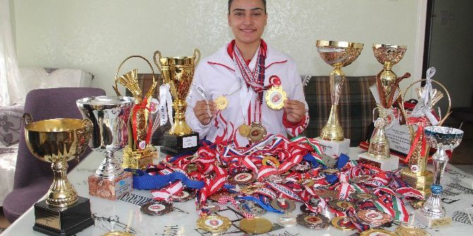 18 Yaşında 70 Madalya Kazandı