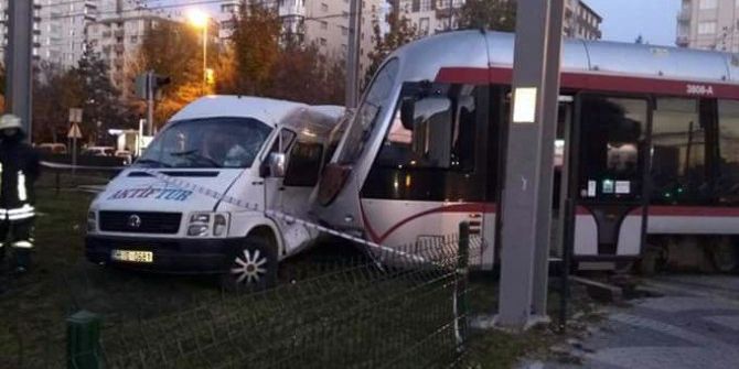 Kayseri’de Öğrenci Servisi İle Tramvay Çarpıştı: 7 Yaralı