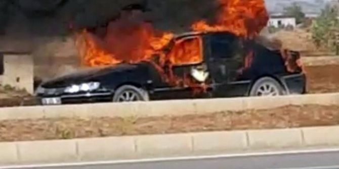 Alev Topuna Dönen Otomobilden Hafif Yanıklarla Kurtuldular