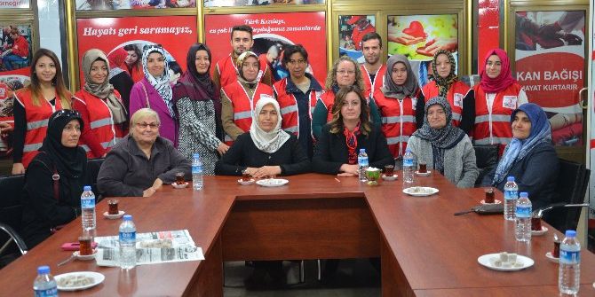 Ak Partili Kadınlardan Kızılay’a Ziyaret