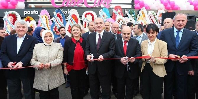 Bakan Özlü Case Cake’nin Açılışını Yaptı
