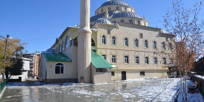 Palandöken Belediyesi’nden Cami Bahçelerine Düzenleme