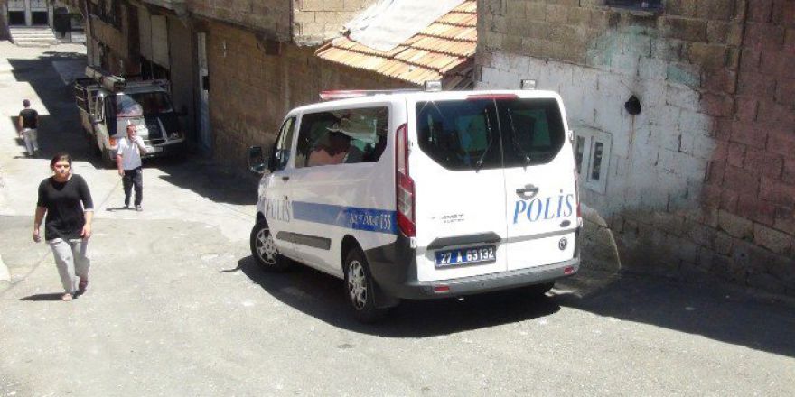 Kuzenlerin Kavgasında Yoldan Geçen Kişi Vuruldu