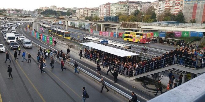 Üst Geçitte Yaya Trafiği Oluştu, Vatandaş E-5’e İndi