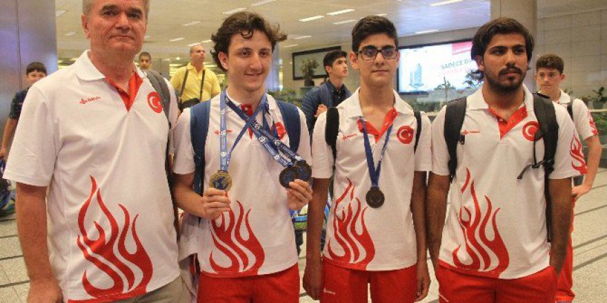 Fransa’da Altın Madalya Kazanan Milli Yüzücü Yurda Döndü