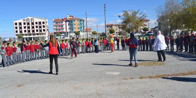 Gençlik Merkezi Gönüllüleri Çocuklara “Saygı “ Konusu Anlattı