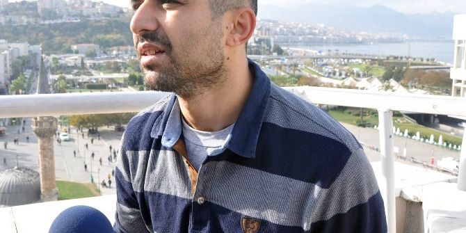 İntihar Girişiminde Bulunan Adamı Polis Ve Gazeteciler İkna Etti