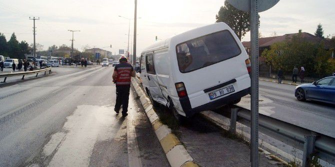 Sakarya’da Otomobil İle Minibüs Çarpıştı: 1 Yaralı